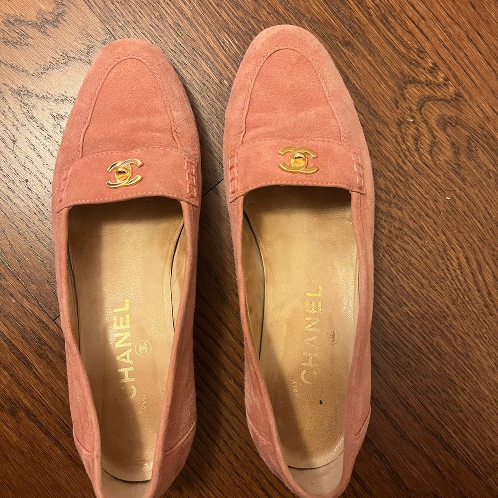 CHANEL Pink Flats with Gold Emblem